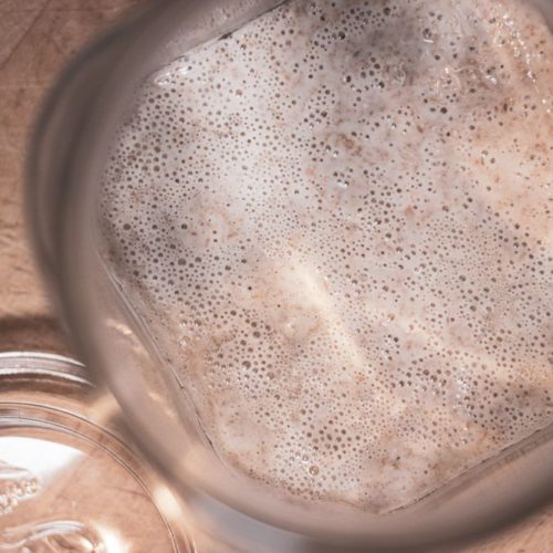 Sauerteig selbst ansetzen ist einfacher als Du denkst. Die Blasen sind ein gutes Zeichen!